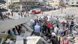 গাজায় আরো একটি ধ্বংসস্তূপ থেকে একই পরিবারের ৩০ জনের লাশ উদ্ধার