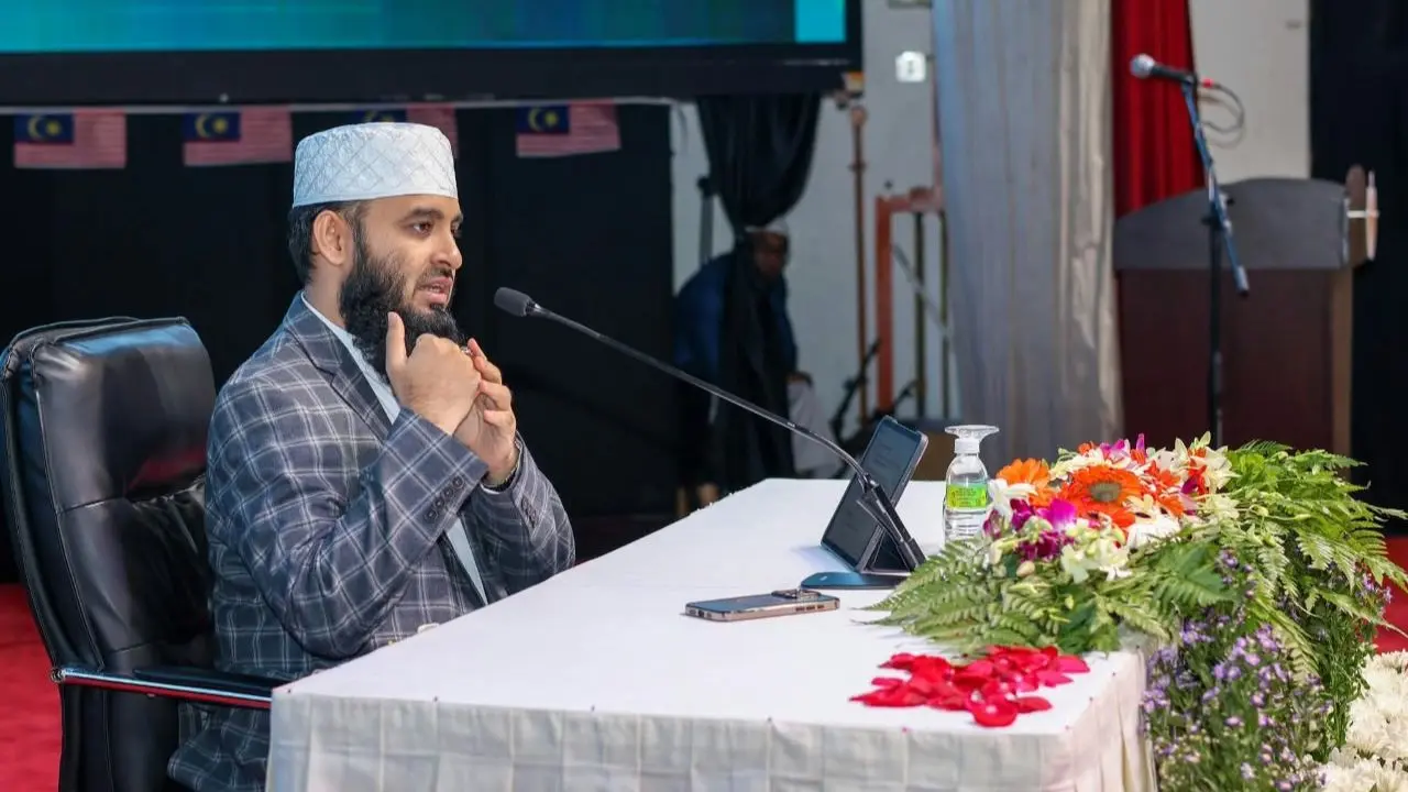 স্ত্রী থেকে ৪ মাসের বেশি দূরে থাকার বিধান নিয়ে যা বললেন আজহারী