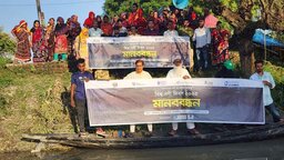 বিশ্ব নদী দিবসে সাতক্ষীরায় নৌকায় মানববন্ধন