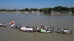 কলাপাড়ায় ফসিল জ্বালানি ঝুঁকি এড়াতে রঙিন নৌবহর প্রদর্শনী