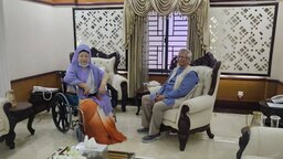 খালেদা জিয়ার স্বাস্থ্যের খবর নিতে হাসপাতালে প্রধান উপদেষ্টা