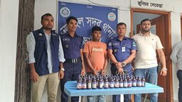 নড়াইলে প্রাইভেট কার থেকে ৫০ বোতল ‘এস্কাফ’ জব্দ, আটক ১