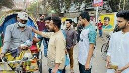 জবি ছাত্রদল নেতা সোহানের নেতৃত্বে অসহায়দের মাঝে খাবার বিতরণ