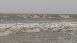 বৈরী আবহাওয়ায় উত্তাল সমুদ্র, পায়রায় ৩ নম্বর সতর্ক সংকেত
