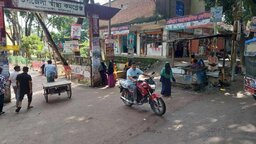 প্রধান ফটকের সামনের সড়কে উঁচু-নিচু ঢাল, ঝুঁকিতে রোগী ও স্বজনরা