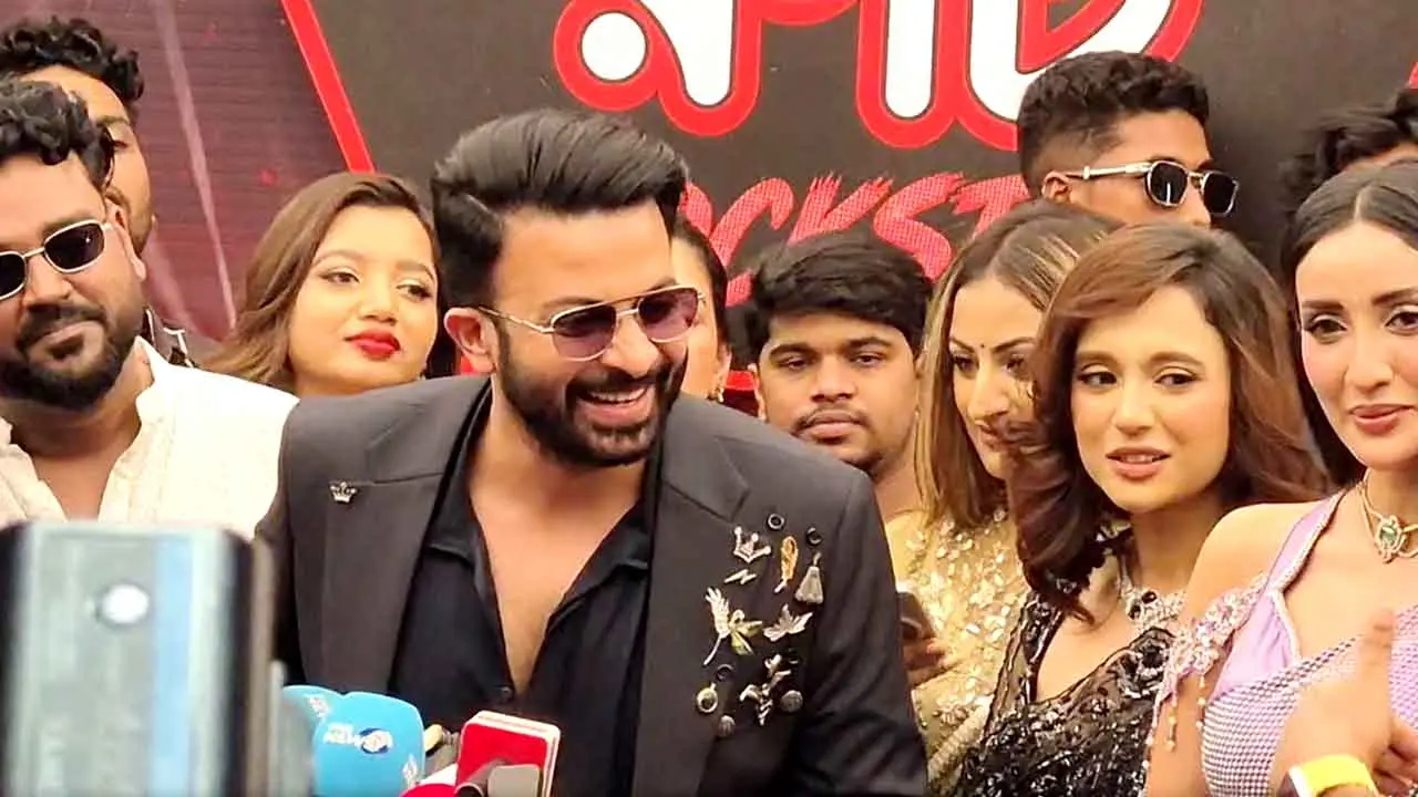 ‘সুন্দর নায়িকা পাশে থাকলে লুক এমনিই চেঞ্জ হয়ে যায়’