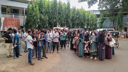 রবি’র স্থায়ী ক্যাম্পাসের নির্ধারিত স্থানে অবৈধ বালু উত্তোলনের প্রতিবাদে বিক্ষোভ মিছিল