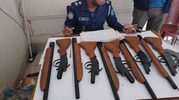 কবরে বস্তাবন্দি ব্যাগে মিলল একনলা বন্দুক-পাইপগান