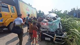 নড়াইলে বাস-অ্যাম্বুলেন্স মুখোমুখি সংঘর্ষে নিহত- ২
