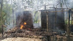 পাইকগাছায় সন্ত্রাসী শফি'র বাড়িতে আগুন দিল ক্ষুব্ধ এলাকাবাসী