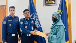 গোপালগঞ্জে কর্তব্যরত অবস্থায় নিহত পুলিশ সদস্যদের পরিবারকে সম্মাননা