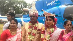 মায়ের ইচ্ছেপূরনে- কোটালীপাড়ায় হেলিকপ্টারে চড়ে স্ত্রীকে নিয়ে বাড়ি ফিরলেন প্রবাসী মিলন মধু