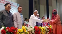 উন্নয়নের ধারাবাহিকতায় মাগুরায় বিভিন্ন প্রকল্পের চেক বিতরণ
