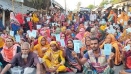 পাইকগাছায় সমবায় সমিতির কোটি কোটি টাকা আত্মসাৎ, ক্ষুব্ধ গ্রাহকদের সড়ক অবরোধ