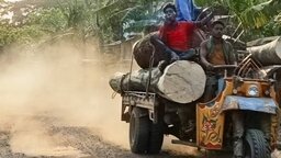 বাকেরগঞ্জে অবৈধ ট্রলির দাপট, বিপন্ন গ্রামীণ সড়ক ও জনস্বাস্থ্য