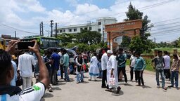 বরিশালে  শিক্ষামন্ত্রীর পদত্যাগের দাবীতে শিক্ষার্থীদের সড়ক অবরোধ