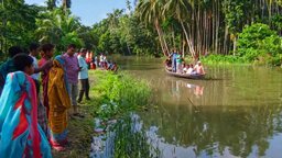 ভীমরুলী ভাসমান পেয়ারা বাজারে ঘুরতে এসে খালে লাফ দিয়ে কিশোর নিখোঁজ