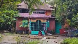 বিয়ের দাবিতে প্রেমিকের বাড়িতে কলেজছাত্রীর অবস্থান