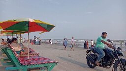 ঈদের ছুটিতে কুয়াকাটা সৈকতে পর্যটকের ঢল
