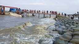 হাতিয়ার সঙ্গে সারা দেশের নৌ চলাচল বন্ধ, ভোগান্তিতে যাত্রীরা