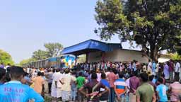 ৪ ঘণ্টা ধরে রেলপথ অবরোধ, চিলাহাটি থেকে ট্রেন চলাচল বন্ধ