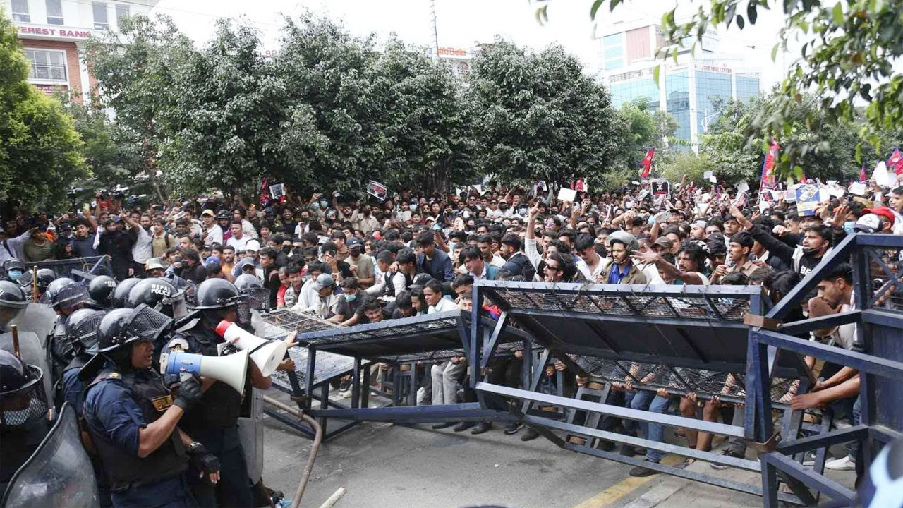 বিক্ষোভকারীদের দখলে নেপালের পার্লামেন্ট, কারফিউ জারি : নিহত ৮