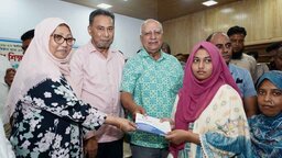 নীলফামারীতে মেধাবী শিক্ষার্থীদের মাঝে শিক্ষাবৃত্তির চেক বিতরণ