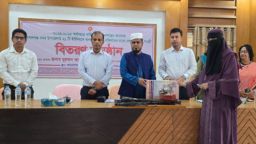 নারীদের মুখে হাসি ফোটাল  মেশিন, জেলা প্রশাসকের মানবিক উদ্যোগে বদলে যাচ্ছে গোপালগঞ্জ
