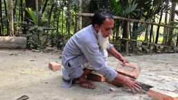 নেত্রকোনায় রাস্তার কাজে নিম্নমানের সামগ্রী ব্যবহার করায় প্রতিবাদকারী বৃদ্ধ ও তার স্ত্রী-ছেলেকে পিটিয়ে জখম করার অভিযোগ বিএনপি নেতার বিরুদ্ধে