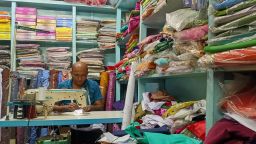 বাকেরগঞ্জে দর্জি পাড়ায় ঈদের ব্যস্ততা" নতুন পোশাক তৈরিতে নির্ঘুম কারিগররা