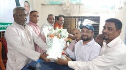 ঝালকাঠিতে ইউনিয়ন বিএনপির সাংগঠনিক সভায় আওয়ামী লীগ নেতার ফুলেল শুভেচ্ছা নিয়ে বিতর্ক