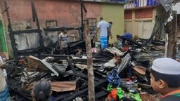 রাজাপুরে ভয়াবহ অগ্নিকাণ্ডে কাপড়ের দোকান পুড়ে ছাই, ক্ষতি প্রায় ১৫ লাখ টাকা