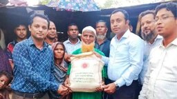নীলফামারীতে বুকের জোরে ঘানি টানা বৃদ্ধের পাশে উপজেলা প্রশাসন