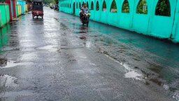 ঝালকাঠিতে সড়কের কার্পেটিং উঠে যাওয়ায় ঠিকাদারকে শোকজ, সাত দিনের মধ্যে সংস্কারের নির্দেশ