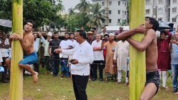 কোটালীপাড়ায় তৈলাক্ত কলা গাছ বেয়ে ওঠা প্রতিযোগিতা অনুষ্ঠিত