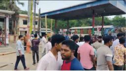 তেল না পেয়ে ফিলিং স্টেশনে হামলা-ভাংচুর, আটক ২