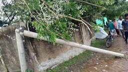 সোনাগাজীতে হঠাৎ টর্নেডোয় ৩৫ পরিবার লন্ডভন্ড