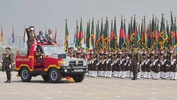 জাতীয় প্যারেড স্কয়ারে জাঁকজমকপূর্ণ কুচকাওয়াজ অনুষ্ঠিত