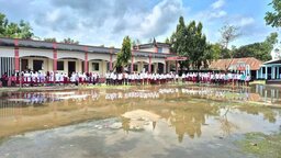 নীলফামারীতে বিদ্যালয়ের মাঠ সংস্কারের দাবিতে শিক্ষার্থীদের ক্লাস বর্জন