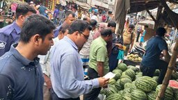 কোটচাঁদপুরে তিন ফল ব্যবসায়ীকে জরিমানা করল ভ্রাম্যমাণ আদালত