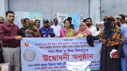 রাজাপুরে কৃষকদের মাঝে বিনামূল্যে বীজ ও সার বিতরণ