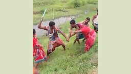 নোয়াখালীতে প্রকাশ্যে নারীকে পেটালেন যুবদল নেতা, ভিডিও ভাইরাল