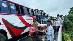 গোপালগঞ্জে দু’বাসের  সংঘর্ষে আহত ৪০