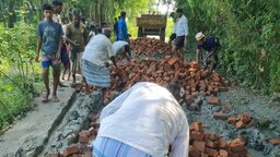 হাতিয়ায় বিএনপি নেতার উদ্যোগে সড়ক সংস্কার