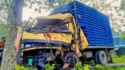 শার্শায় গাছে কাভার্ডভ্যানের ধাক্কা, হেলপার নিহত