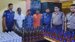 জামালগঞ্জে নৌ পুলিশের বিশেষ অভিযান: ২৫৪ বোতল ভারতীয় মদ ও নৌকাসহ ৩ ব্যবসায়ী গ্রেফতার।