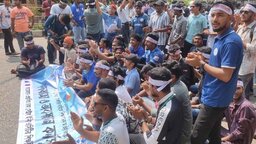 শিক্ষা ভবনের সামনে চলছে সাত কলেজের শিক্ষার্থীদের বিক্ষোভ
