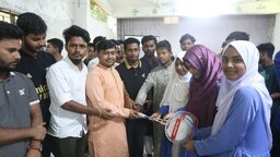 চাটখিলে ৩১ দফার লিফলেট ও শিক্ষার্থীদের মাঝে ক্রীড়া সামগ্রী বিতরণ করেছে ছাত্রদল