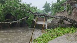 ডোমারে স্লুইসগেট ধসে পড়ে বসতবাড়ি নদীগর্ভে বিলীন