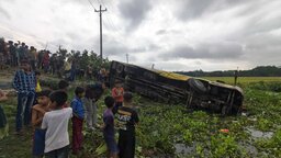 টুঙ্গিপাড়ায় নিয়ন্ত্রণ হারিয়ে খালে পড়ে গেল বাস, আহত ১৫